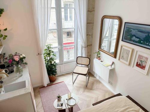 Cette chambre comprend un lit, une chaise et une fenêtre. dans l'établissement Beautiful Studio close Place de la Comédie in city center, à Montpellier