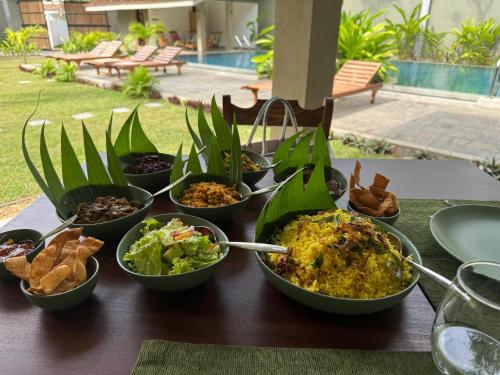 Makanan di atau berdekatan hotel