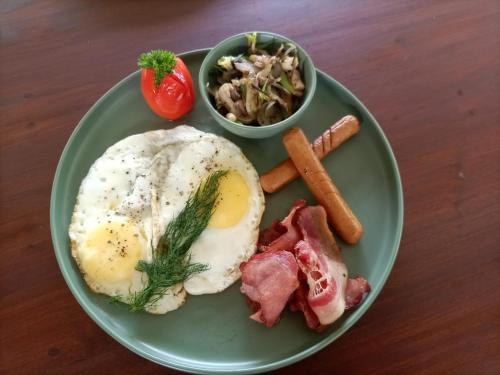 Makanan di atau berdekatan hotel