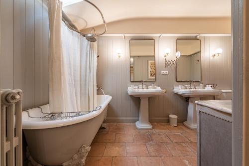 Salle de bains dans l'établissement Château de Cristin du XVIII, authentique et familial - ROSSIconciergerie