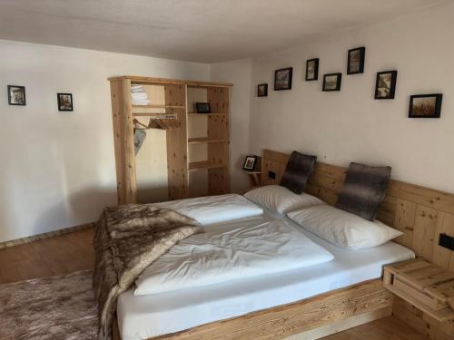 Un dormitorio con una gran cama blanca en una habitación. en Sonnalm Lechtal, en Bach