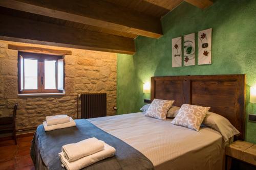 a bedroom with a bed with two towels on it at La Cajola in Lladurs