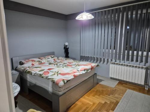 En eller flere senger på et rom på Eleni Apartment