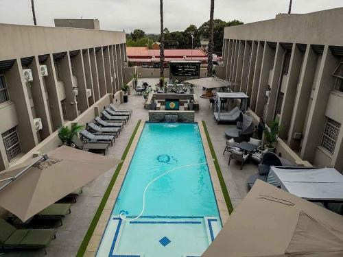 una vista aérea de una piscina en un hotel en Q's Evander Hotel & Apartments, en Evander