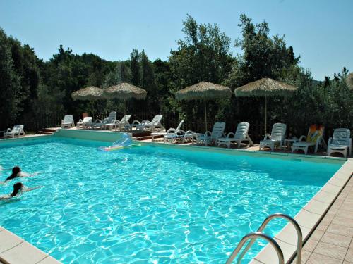 a person playing in a swimming pool at Agriturismo e Glamping Serraiola Alta in Frassine