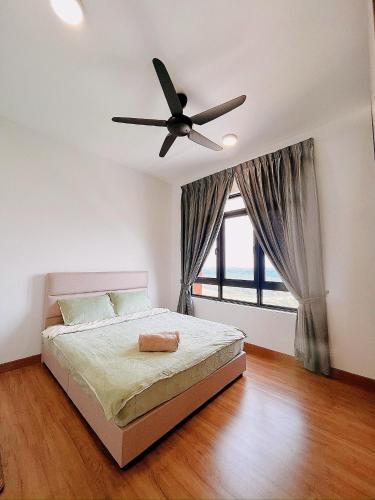 Teluk Panglima Garangにある2 Room Twenty Five The Amberのベッドと天井扇風機のある寝室