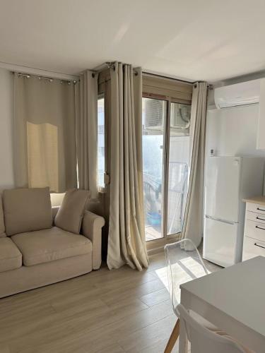 - un salon avec un canapé et un réfrigérateur dans l'établissement Résidence Graziella Appartement 510, à Juan-les-Pins