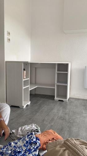 une chambre avec un lit et une étagère dans l'établissement Appartement Cosy Elancourt, à Élancourt