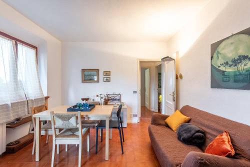 a living room with a couch and a table at Al Poggio Della Capannina in Castellina in Chianti