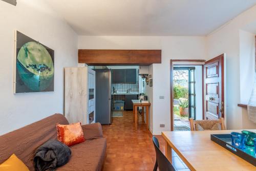 a living room with a couch and a table at Al Poggio Della Capannina in Castellina in Chianti