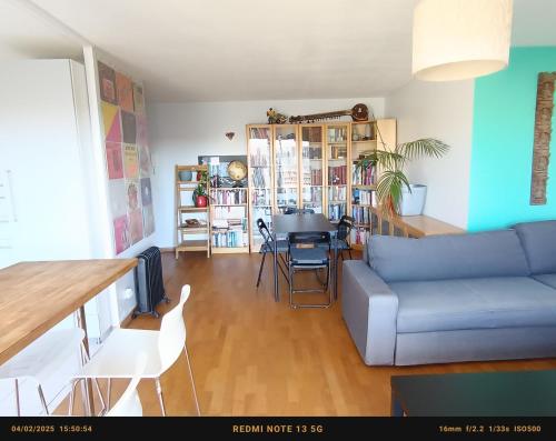 un salon avec un canapé bleu et une table dans l'établissement Nice apartment central Bordeaux, à Bordeaux