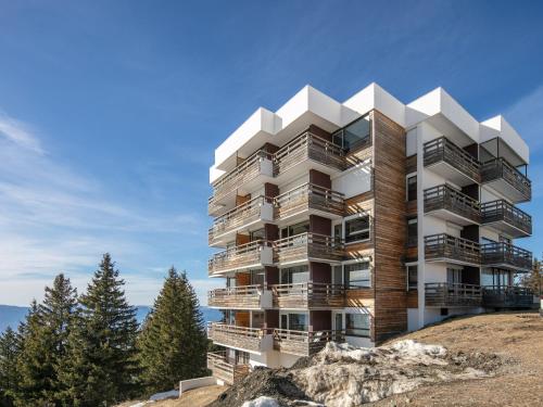 un immeuble situé au sommet d'une colline dans l'établissement Les Cytises N304 - 2P6, à Chamrousse