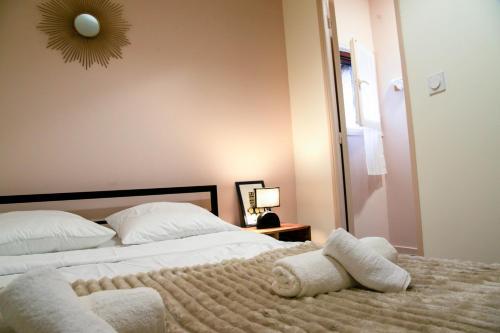 a bedroom with a bed with towels on it at Le Jaude, T2 rénové Centre ville I WIFI Confort et cosy in Clermont-Ferrand