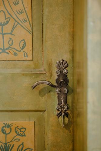 a metal door knocker on a wooden door at Staudingerhof in Staudach-Egerndach