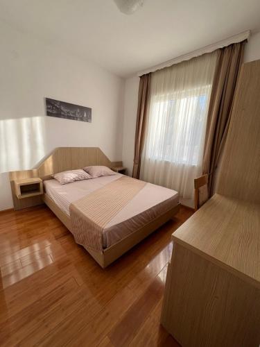 una camera da letto con un grande letto e una finestra di Anika a Trebinje