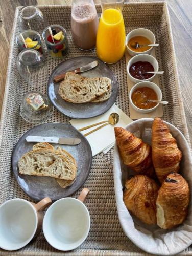 une table garnie d'assiettes de nourriture et de pâtisseries dans l'établissement Escapade provençale, à Istres