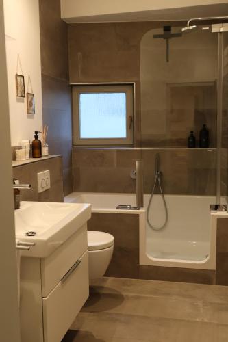 Ein Badezimmer in der Unterkunft Weinbar & Gästehaus Himmelstoss