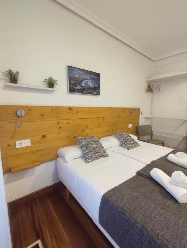 two beds in a hotel room with at Pensión Urkia in Donostia-San Sebastián