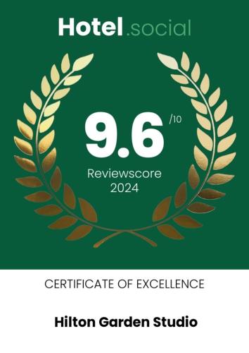Certificado, premio, señal o documento que está expuesto en Hilton Garden Studio