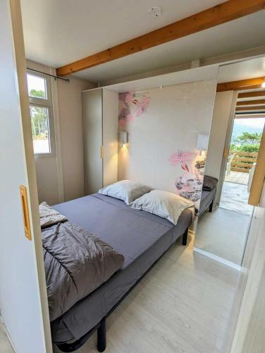 - une chambre avec un grand lit escamotable dans l'établissement Chalet 3 étoiles - Piscine - ccb0fdc, à Viggianello