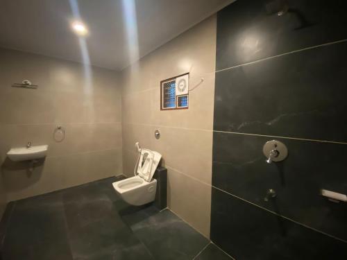 ウドゥピにあるooruのトイレと洗面台付きのバスルーム