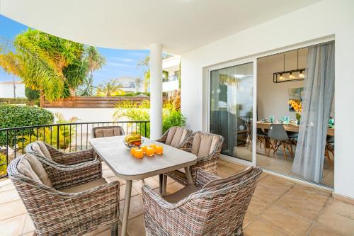 Posezení v ubytování Villa Soraya 1 by Ezoria Villas