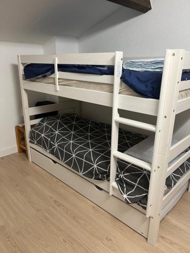 Ce lit se trouve dans un dortoir doté de 2 lits superposés et d'un mur. dans l'établissement Appartement Domaine de la Gaillarde Les Issambres 45m², à Roquebrune-sur Argens