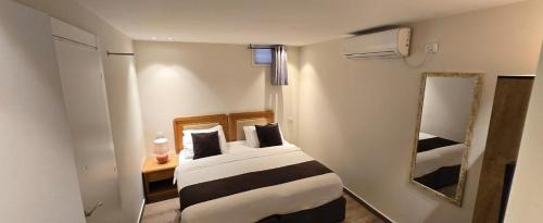 Postel nebo postele na pokoji v ubytování Melio Hotel Eilat