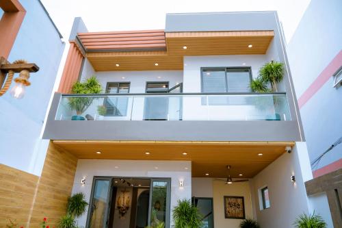 a modern house with a balcony with plants at Cherry Villa - Biệt Thự View Biển Cao Cấp Lagi Bình Thuận in La Gi