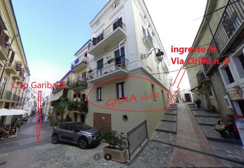 a car parked in front of a building at GIOIA suite Casa Vacanze Diamante in Diamante