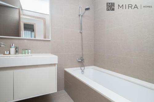 Imagem da galeria de Mira Holiday Homes - Newly 2 bedroom with balcony in the heart of Dubai close to Burj Khalifa no Dubai