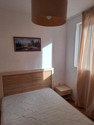 un dormitorio con una cama y una ventana en Aparthotel Salena, en Sunny Beach