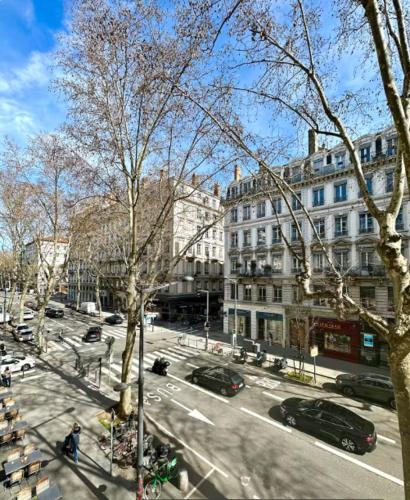 - une vue sur une rue de la ville avec des voitures et des bâtiments dans l'établissement Appartement moderne, Lyon 6ème, à Lyon