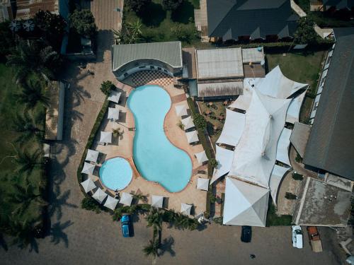 eine Draufsicht auf einen Swimmingpool in einem Resort in der Unterkunft orlando cottages in Arusha