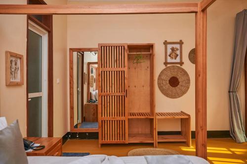 ein Zimmer mit einem Bett und einem Spiegel in der Unterkunft orlando cottages in Arusha