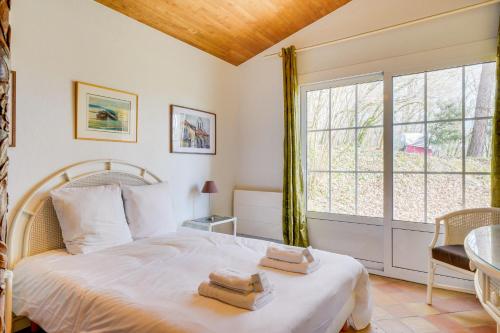 une chambre avec un lit avec des serviettes dessus dans l'établissement Gîte du Vieux Fourens, entre charme et nature, à Nérigean