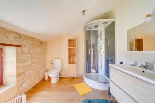 une salle de bains avec douche, toilettes et lavabo dans l'établissement Gîte du Vieux Fourens, entre charme et nature, à Nérigean