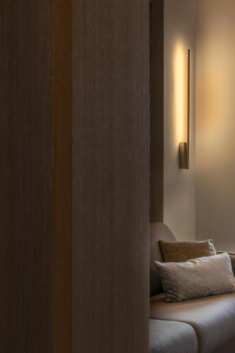 a living room with a couch and a light at Palazzo CarpeDiem-Prato della Valle in Padova