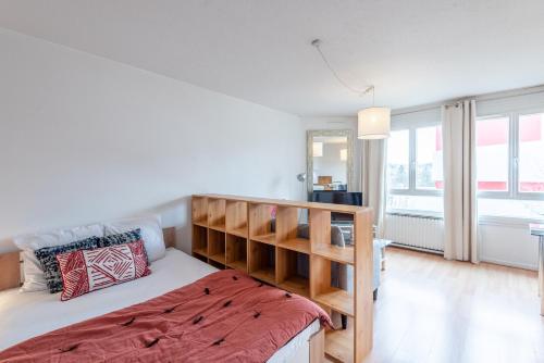 une chambre avec un lit avec une tête de lit en bois dans l'établissement M78 Marquer studio Château Rouge, à Annemasse