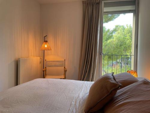 - une chambre avec un lit, une fenêtre et une lampe dans l'établissement Appart 2 pièces 2 couchages BANYULS SUR MER BN100-C521, à Banyuls-sur-Mer