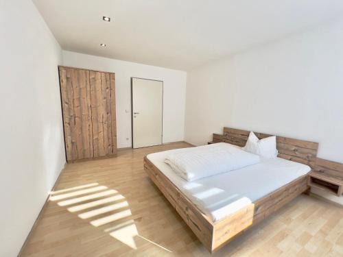 Central 4 Room Apartment MINIMUM STAY 30 DAYs