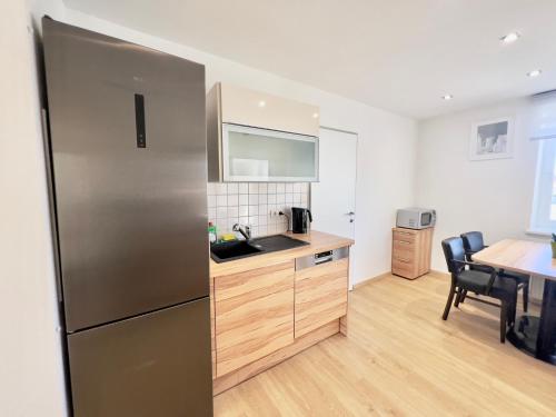 Central 4 Room Apartment MINIMUM STAY 30 DAYs