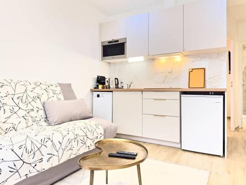 un salon avec un canapé et une table dans l'établissement Penbed - Montparnasse - 1BR, à Paris