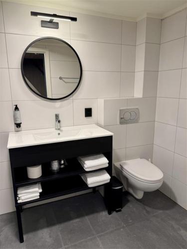 Ένα μπάνιο στο Grønnbuene Rorbu Hotel