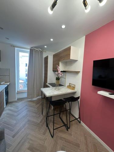 une pièce avec une table avec un vase de fleurs dessus dans l'établissement MOON - 43, à Nice