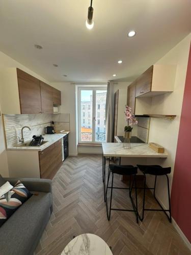 - une cuisine avec un canapé et une table dans une chambre dans l'établissement MOON - 43, à Nice