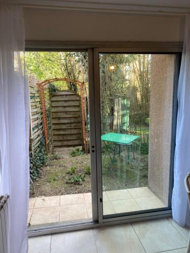 une porte coulissante en verre avec vue sur une cour dans l'établissement Escala Tolosa, à Toulouse