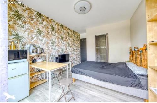 Ένα ή περισσότερα κρεβάτια σε δωμάτιο στο Ma chambre côté Bassin