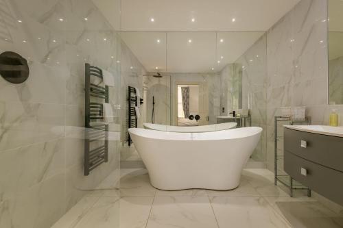 Koupelna v ubytování Gillespie Apartments - Golfer's Dream