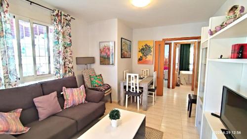 Posezení v ubytování 2 bedroom flat 100m from the beach with huge terrace